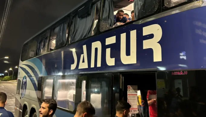 Sport é punido com 8 jogos sem torcida e multa de R$ 80 mil após atentado contra ônibus do Fortaleza