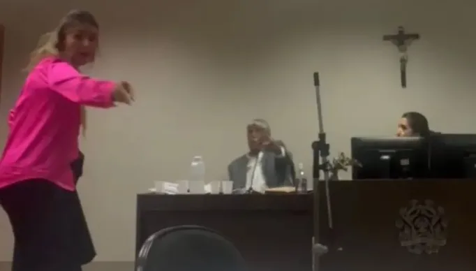 Promotor chama advogada de ‘galinha’ durante julgamento em Minas Gerais