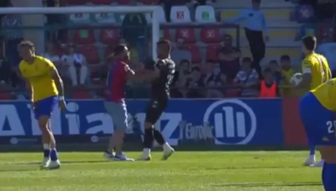 Goleiro-brasileiro-e-agredido-em-jogo-do-Campeonato-Portugues