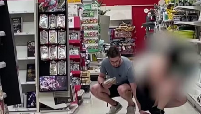 Screenshot 2024-04-21 at 21-30-32 Homem é flagrado colocando celular embaixo de saia de mulher dentro de mercado vídeo