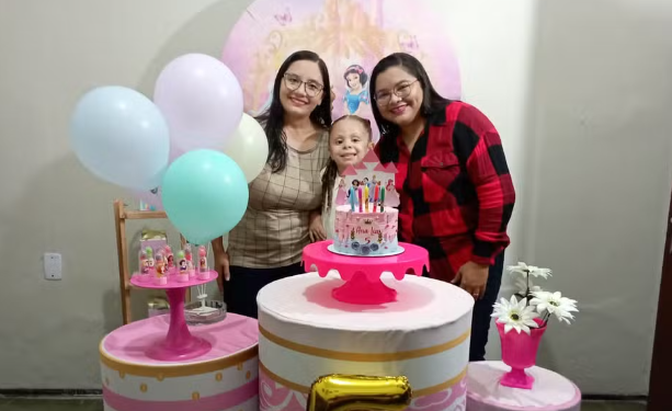 Criança de 5 anos é registrada por três mães após decisão da Justiça no Ceará