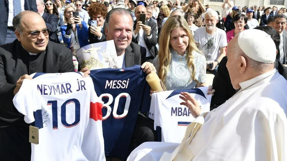 Camisas-de-Messi-e-Neymar-sao-abencoadas-pelo-Papa