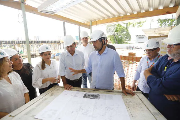 Elmano visita obras de escolas que atenderão mais de 800 alunos em Fortaleza