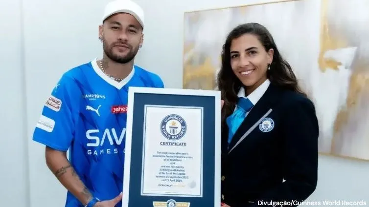 Neymar-recebe-certificado-do-Guiness-por-conta-de-recorde-do-Al-Hilal-e1717073465856