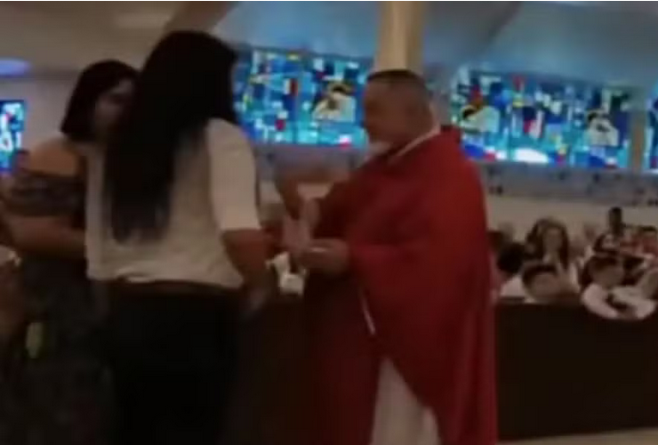 Screenshot 2024-05-25 at 23-10-02 Padre morde mão de fiel durante a comunhão em missa na Flórida