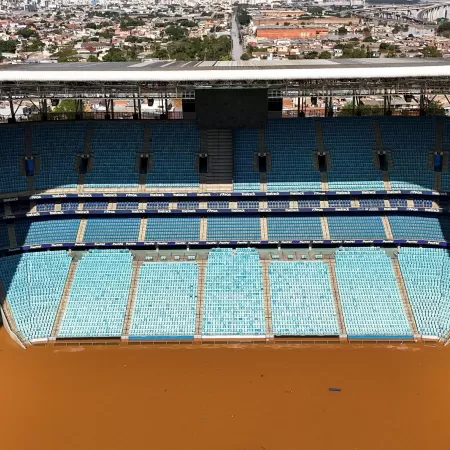 arena-do-gremio-alagada-diante-das-chuvas-no-rs-1715052239231_v2_450x450.jpg