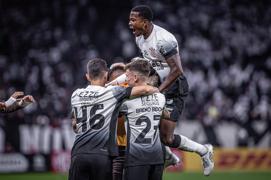 corinthians-brilha-contra-o-racing-e-garante-pj941w