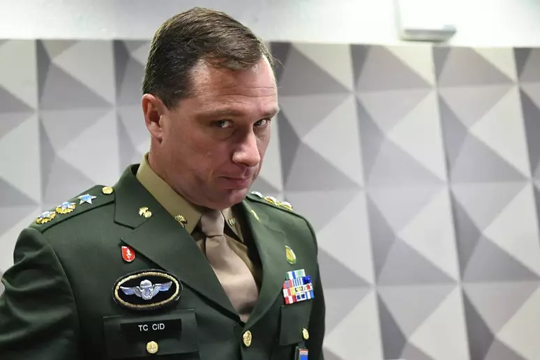 Moraes mantém delação premiada de Mauro Cid e revoga prisão preventiva