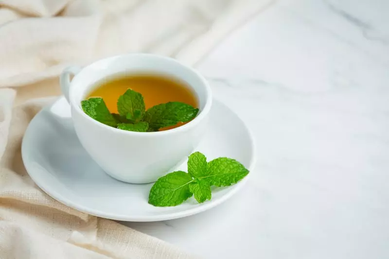 peppermint-tea-glass-ready-drink-800x533