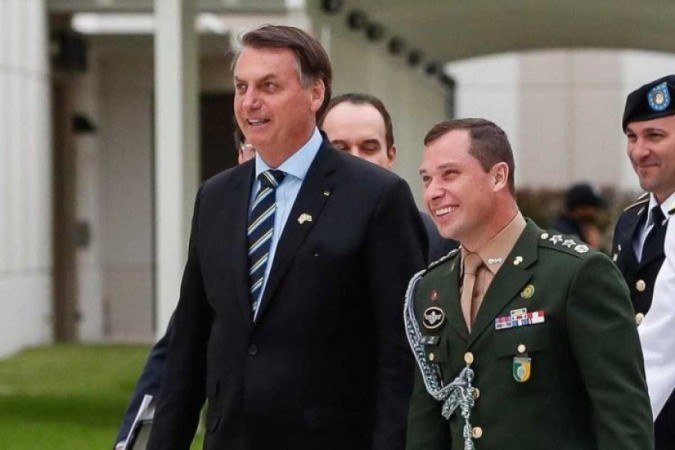 1_bolsonaro_e_mauro_cid-35542757