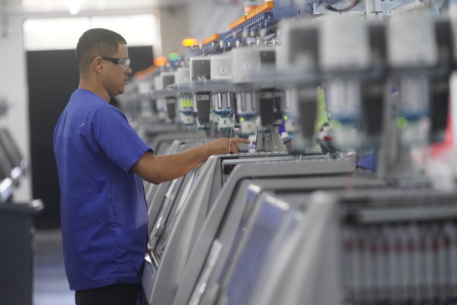 GOVERNADOR ELMANO DE FREITAS VISITA FABRICA DA GRENDENE EM HORIZONTE
FOTOS:
TAGS: FABRICA, GRENDENE, HORIZONTE, EMPREGOS, TRABALHADOR, EMPREGO, GERACAO DE EMPREGOS, MAQUINAS, MAQUINARIO, CALCADOS, OPORTUNIDADE, TEXTIL