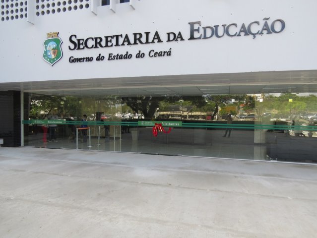 Governo do Ceará inaugura Centro de Documentação e entrega veículos para a Secretaria da Educação