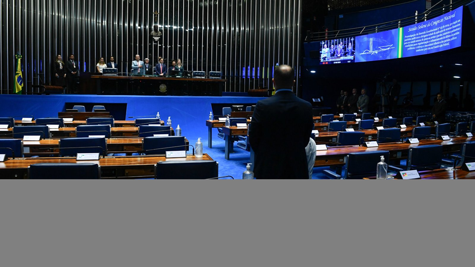 Plenário do Senado Federal durante sessão solene destinada à promulgação da Emenda Constitucional nº 133 de 2024, referente à Proposta de Emenda à Constituição nº 9, de 2023, que impõe aos partidos políticos a obrigatoriedade da aplicação de recursos financeiros para as candidaturas de pessoas pretas e pardas; estabelece parâmetros e condições para regularização e refinanciamento de débitos de partidos políticos; e reforça a imunidade tributária dos partidos políticos conforme previsto na Constituição Federal.

Mesa:
3º suplente da Mesa do Senado Federal, senador Dr. Hiran (PP-RR);
vice-presidente da Câmara dos Deputados, deputado Marcos Pereira (Republicanos-SP);
diretora da Secretaria Legislativa do Congresso Nacional, Roberta Lys de Moura Rochael.

Foto: Marcos Oliveira/Agência Senado