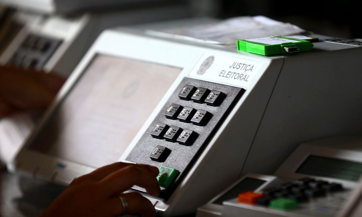 Técnicos do TRE-DF realizam a conferência e a lacração de urnas eletrônicas para o 1º turno das Eleições 2022.