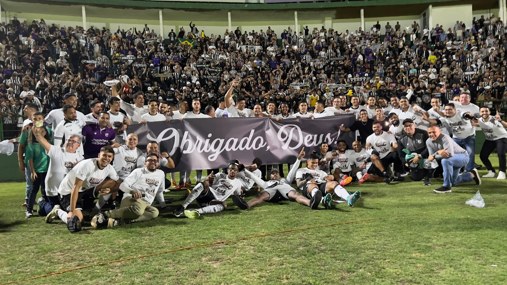 Ceará empata com Guarani, conta com resultado do Goiás e sobe para Série A