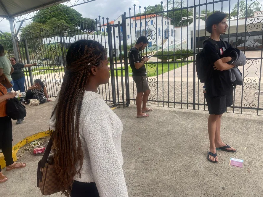 Denise Campos, de 20 anos, foi eliminada da prova do Enem após o alarme do telefone tocar dentro de sala — Foto: Carol Campo