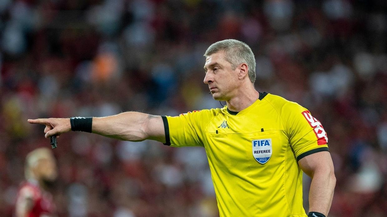 shutterstock_2208956543_Easy-Resize.com