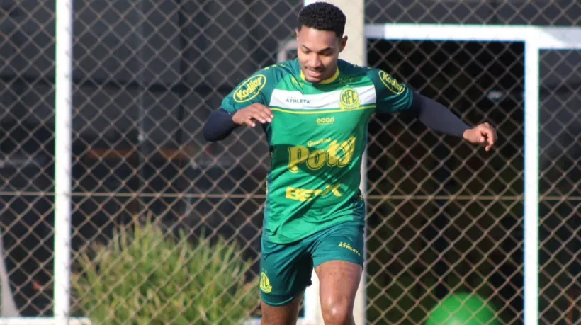 Ceará encaminha acerto com atacante Fernandinho