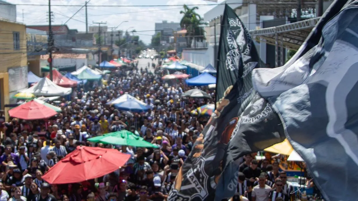 Ceará celebra acesso com a torcida em Porangabuçu