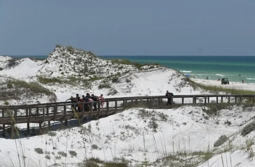 Na sua primeira viagem a uma praia com a mãe, na Flórida, adolescente que perde mão e parte da perna em ataque de tubarão — Foto: Reprodução/South Walton Fire District