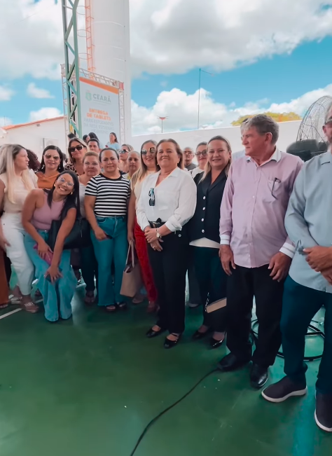 Elíria Queiroz na entrega de tablets