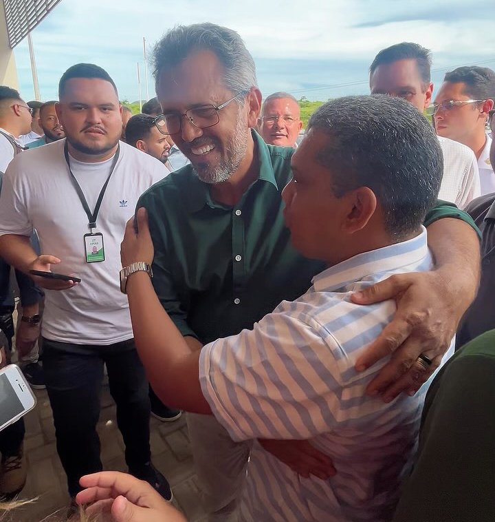 Prefeito de Barreira participa da entrega de tablets para estudantes da rede estadual